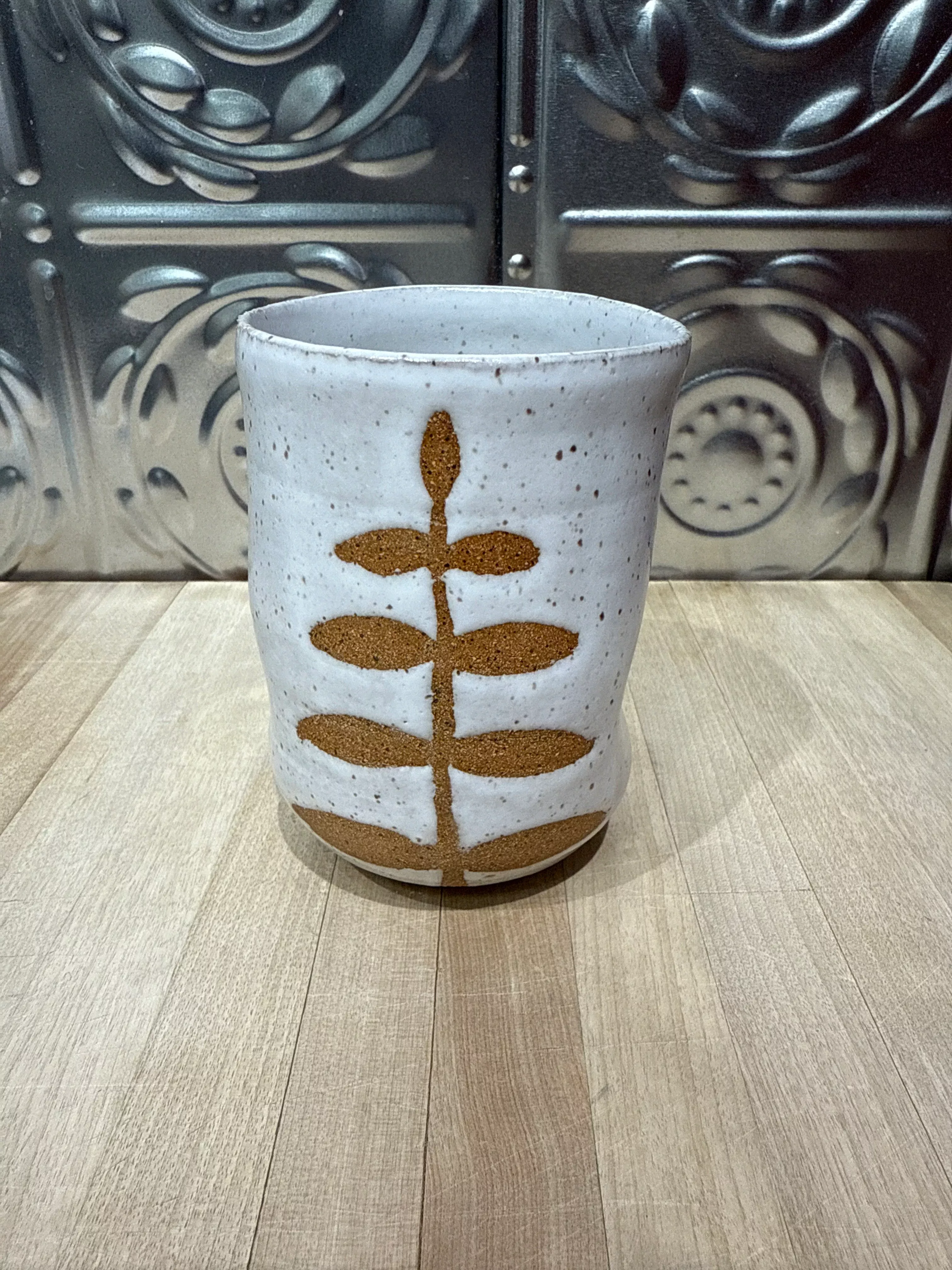 RISING FOREST PINCH MUG-WHITE FERN
